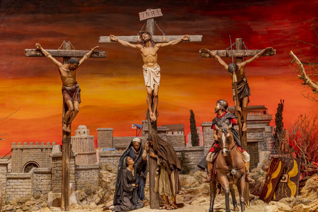 'Crucifixión' (figuras de Angela Tripi y escenografía de la Asociación Belenista Portuense ‘Ángel Martínez’)