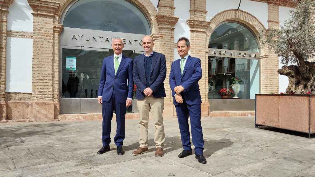 Fernando García, presidente de la Fundación Iberdrola; Manuel Almohalla, alcalde de Archidona, y Antonio Fernández, delegado de Iberdrola en Andalucía (marzo 2024)