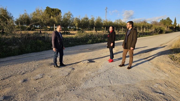 José Luis Ruiz Espejo, María José González y Kiko Calderón en el camino de Cartaojal hasta Archidona y de acceso a la MA-5101 (marzo 2024)