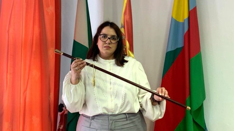 La nueva alcaldesa de Humilladero, Auxi Gámez, con el bastón de mando (marzo 2024)
