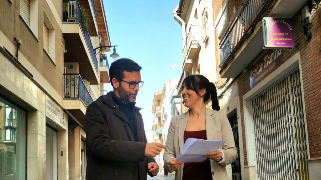Los ediles socialista Kiko Calderón y Noemí Escobar, en la calle Merecillas (marzo 2024)