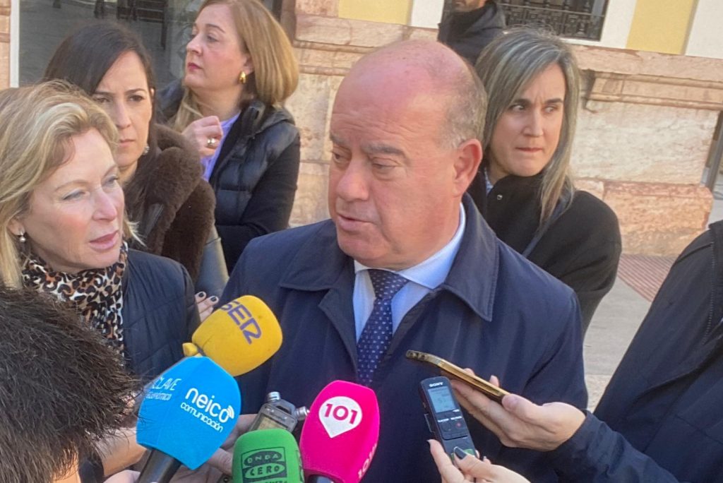 Manolo Barón, alcalde de Antequera, junto a Carmen Sánchez Sierra, delegada de Empleo, Empresa y Trabajo Autónomo de la Junta en Málaga (marzo 2024)