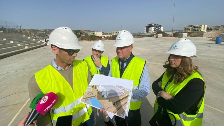 Marcos Sánchez, arquitecto; Juan Rosas, diputado provincial y edil de Deportes; Manolo Barón, alcalde de Antequera, y Teresa Molina, edil de Obras (marzo 2014)