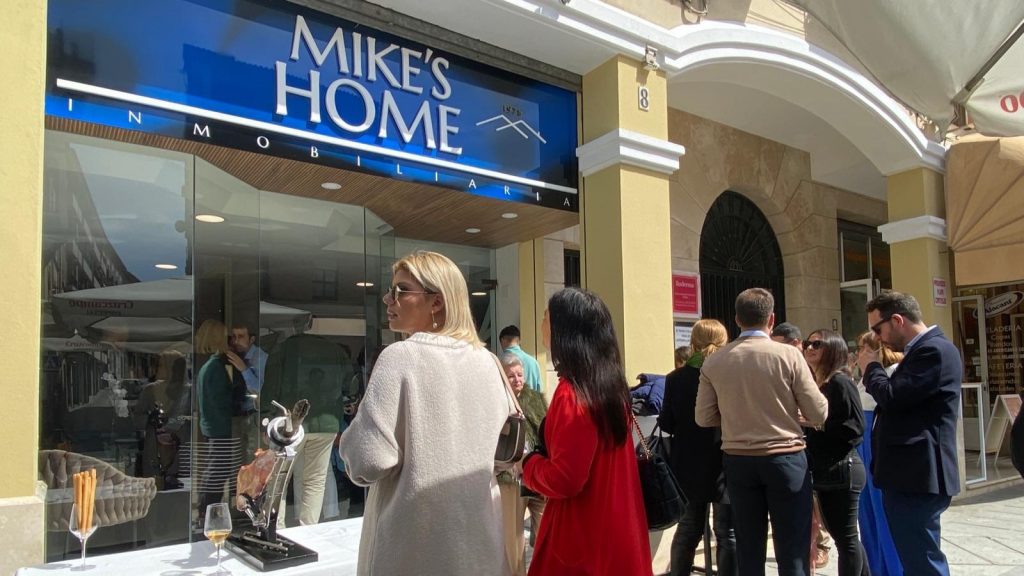 Mike's Home está situada en la Alameda de Andalucía de Antequera (marzo 2024)