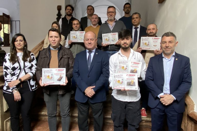 Premiados en la XI Ruta Gastroturística de Antequera, junto a responsables municipales y representantes de la ACIA y empresas organizadoras (marzo 2024)