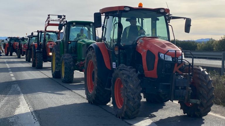 Tractores dirigiéndose a la A-92 en las movilizaciones de las organizaciones agrarias en Antequera del 14 de febrero