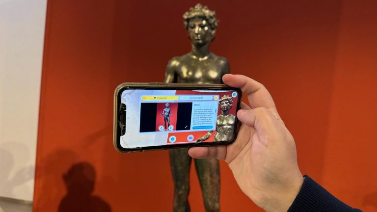 Usuario con la app 'Museo Ciudad de Antequera AR' junto al Efebo (marzo 2024)