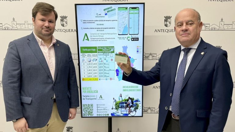 Antonio García, el edil de Tráfico, y Manolo Barón, alcalde de Antequera, presentando la tarjeta del Consorcio de Transporte de Málaga que se puede comprar en el municipio (abril 2024)