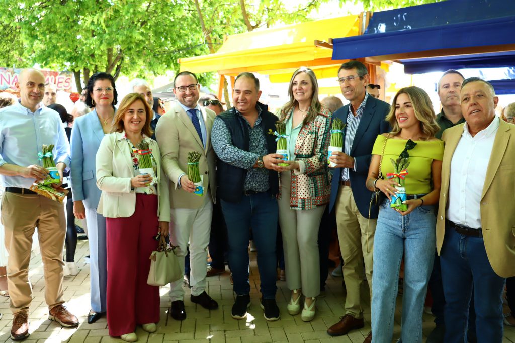Antonio Pérez, (centro), gerente de Cehosur, junto a miembros del Gobierno local, los alcaldes de Sierra de Yeguas y Archidona, el delegado de Agricultura, y la diputada de Patrimonio