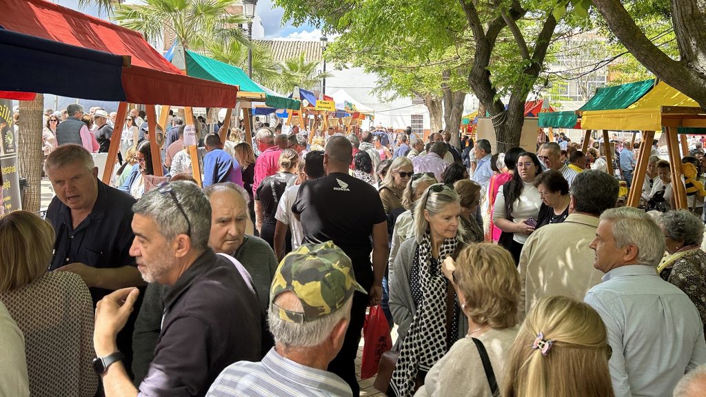 Asistentes a la Feria del Espárrago de Sierra de Yeguas en el mercado instalado en la plaza de Andalucía (abril 2024)