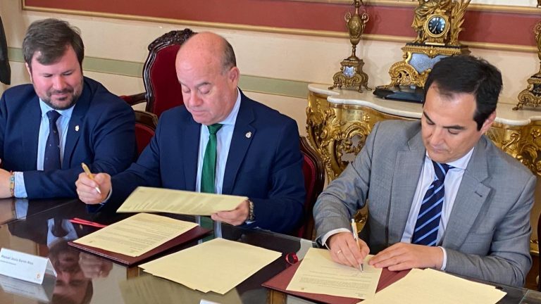 Firma del Firma del convenio para integrar el Ayuntamiento de Antequera en el Catálogo electrónico de procedimientos de la administración local de la Junta (abril 2024)
