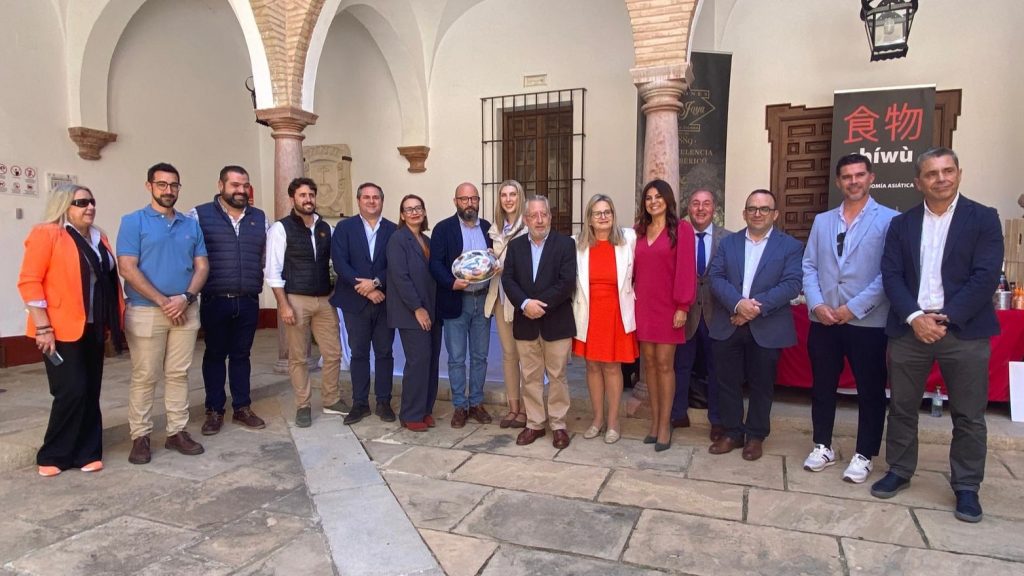 Foto de familia de los asistentes al debate sobre gastronomía y hostelería local en el Museo de la Ciudad de Antequera (abril 2024)