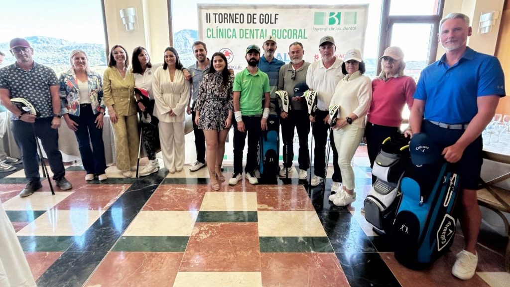 Foto de familia de los mejores clasificados del II Torneo de Golf Clínica Dental Bucoral de Antequera y el equipo de la clínica