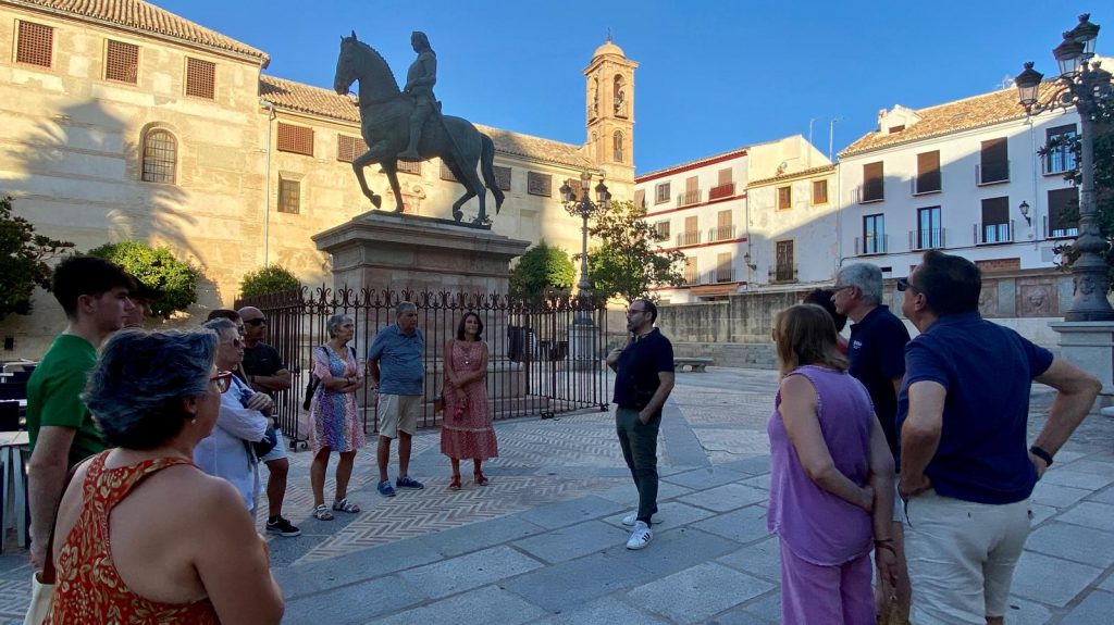Grupo de visitantes en el Coso Viejo antes de comenzar una visita guiada por el casco histórico de Antequera (agosto 2023