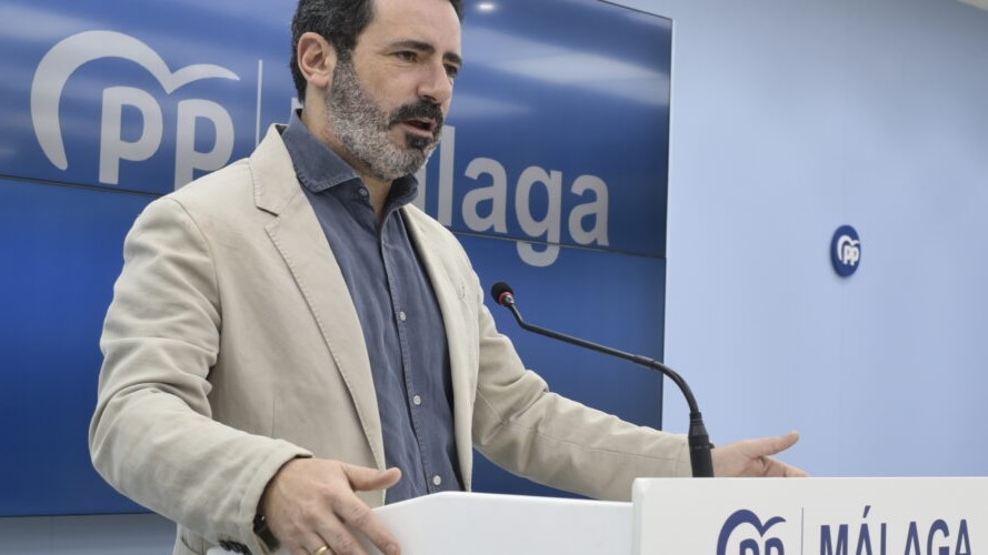 José Ramón Carmona, presidente del PP de Antequera y secretario general provincial, en la sede del PP de Málaga