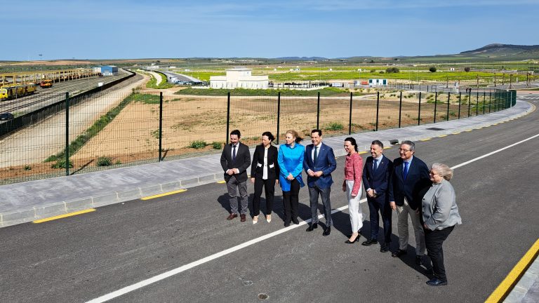 Responsables autonómicos, provinciales, municipales y del Grupo IDEC, en uno de los viaductos del Puerto Seco de Antequera