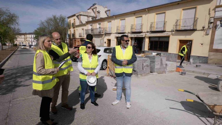 Visita de Nieves Atencia (izda), diputada provincial de Infraestructuras, y Manuel Almohalla, alcalde de Archidona a las obras del PFEA en la avenida de Andalucía (abril 2024)