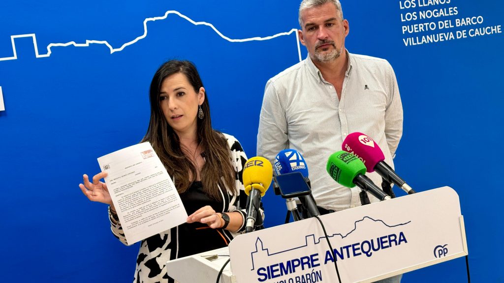 Ana Cebrián, vicepresidenta del PP de Antequera, y el senador Ángel González (mayo 2024)