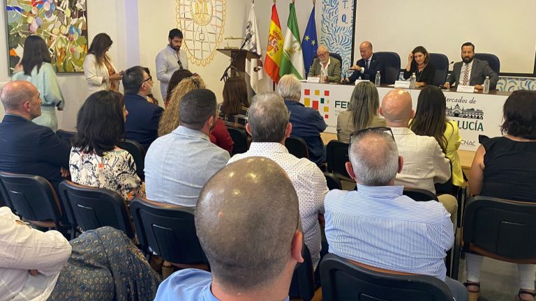Encuentro de representantes de mercados de abastos integrados a FEMADA con la consejera de Empresa de la Junta, Rocío Blanco, en Antequera (mayo 2024)