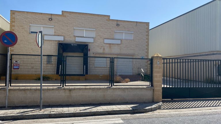 Parcela del número 5 de la calle San Cristóbal del Polígono Industrial de Antequera (mayo 2024)