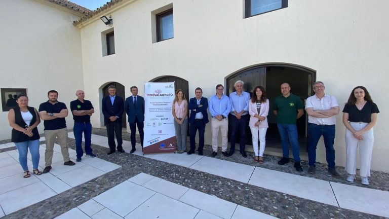 Responsables de instituciones y empresas participantes y colaboradoras del grupo operativo Innovalmendro, en Dcoop (mayo 2024)