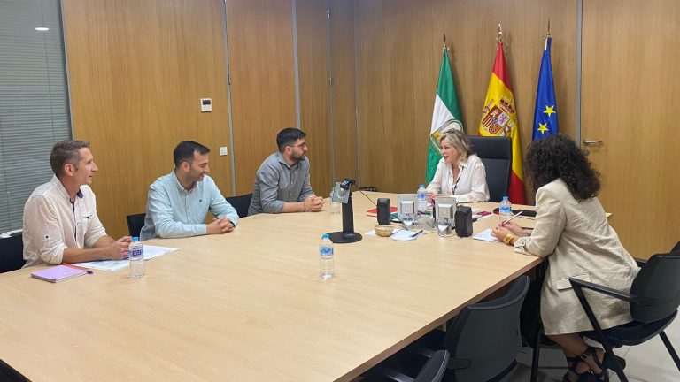 Responsables municipales de Campillos (izda), en la Delegación Territorial de Empleo en Málaga (mayo 2024)