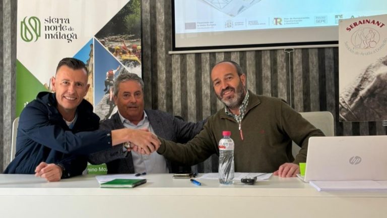 Pedro Ruiz, gerente de Serainant (dcha), y Juan Antonio Cívico, presidente de la ADR Nororma (centro), junto a José María Molian, vicepresidente de la ADR Sierra Norte de Málaga, tras la firma del convenio