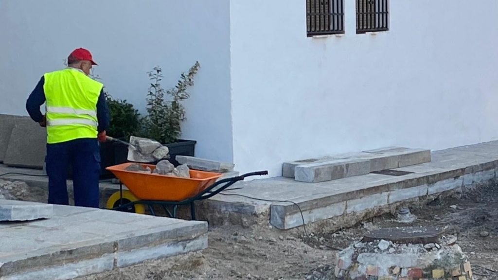 Trabajador en una obra en el barrio de San Juan de Antequera (abril 2024)