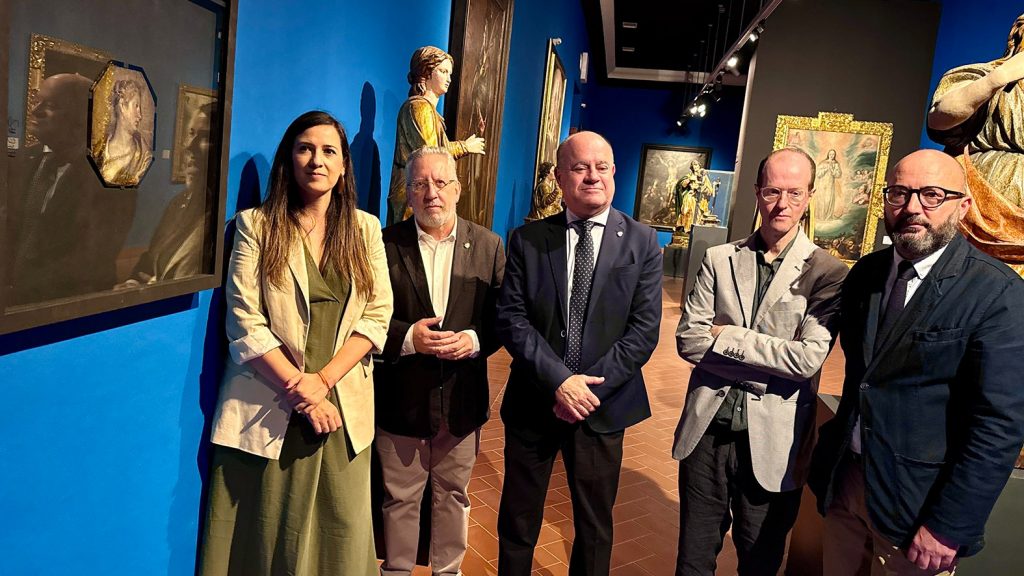 Ana Cebrián, Pepe Escalante, Manolo Barón, Adolfo Ferrín y José Medina Galeote, junto a 'Dama de perfil' de Velázquez, de la Colección Delgado en el MVCA (junio 2024)