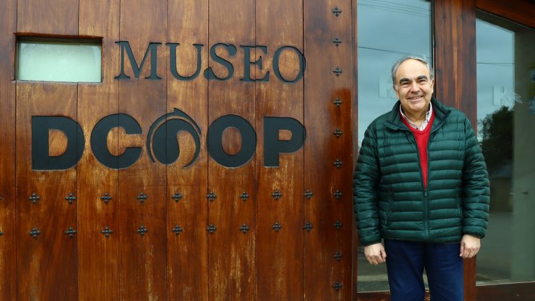 Antonio Luque, presidente del Grupo Dcoop, junto a la entrada del Museo del grupo en Antequera (abril 2024)