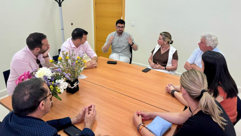 El alcalde de Campillos, Daniel Gómez, junto a la delegada de Empleo, Carmen Sánchez, y otros miembros de la Corporación Municipal y responsables del SAE (junio 2024)