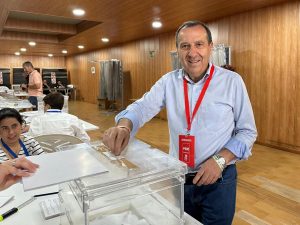 El parlamentario andaluz y portavoz del PSOE en el Ayuntamiento de Antequera, José Luis Ruiz Espejo, votando en las Elecciones Europeas en el Polideportivo Fernando Argüelles (junio 2024)