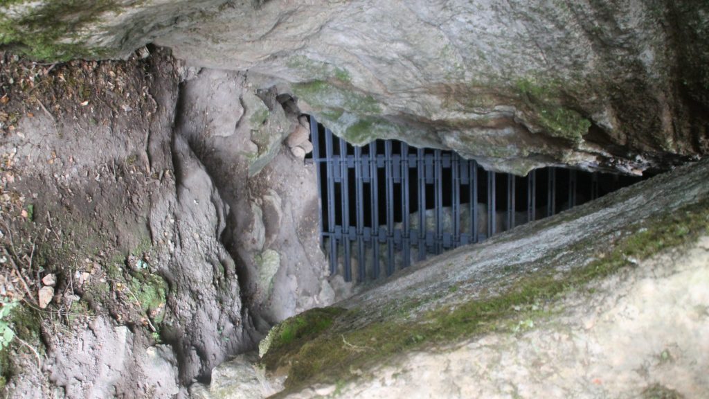 Entrada a la Cueva del Toro del Torcal de Antequera (foto: Diputación de Málaga)