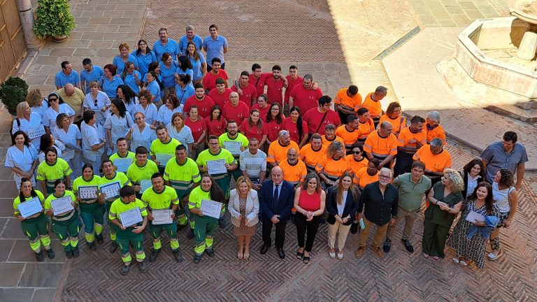 Foto de familia de autoridades, docentes y alumnano de talleres del Programa de Empleo y Formación en el Ayuntamiento de Antequera (junio 2024)