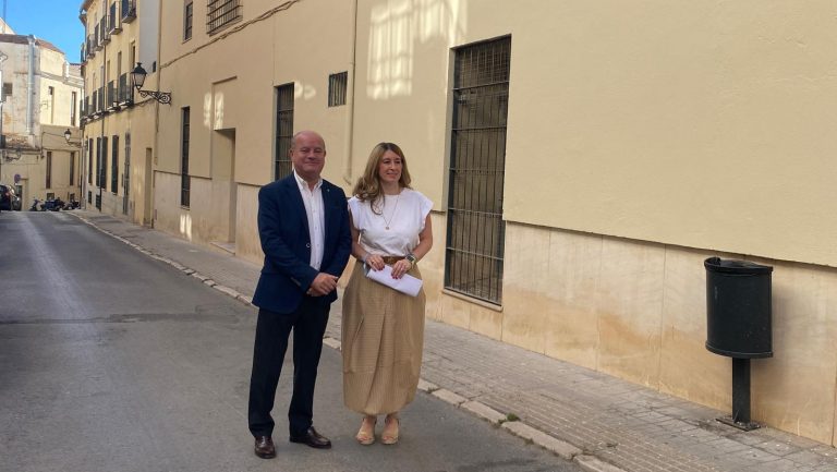 Manolo Barón, alcalde de Antequera, y Teresa Molina, edil de Obras, en la calle Aguardenteros (junio 2024)