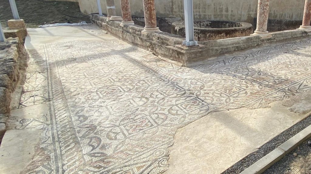 Mosaico que rodea al peristilo de la Villa Romana de la Estación de Antequera (marzo 2023)
