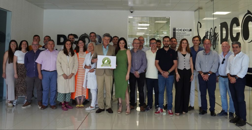 Trabajadores del grupo Dcoop en las instalaciones de Antequera, con el certificado de sostenibilidad (junio 2024)