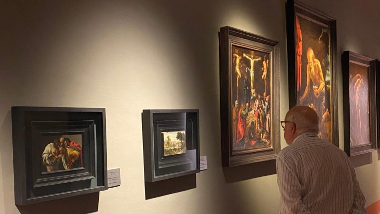 Visitante en La Galería del MVCA, contemplando obras de la Colección Delgado (junio 2024)