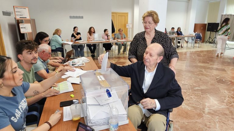 Votante en el Centro de Servicios Sociales de Antequera en las Elecciones Europeas (junio 2024)