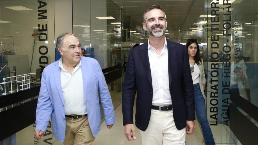 Antonio Luque, presidente de Dcoop, junto a Ramón Fernández-Pachecho, consejero de Agricultura, en la sede del grupo en Antequera (julio 2024)