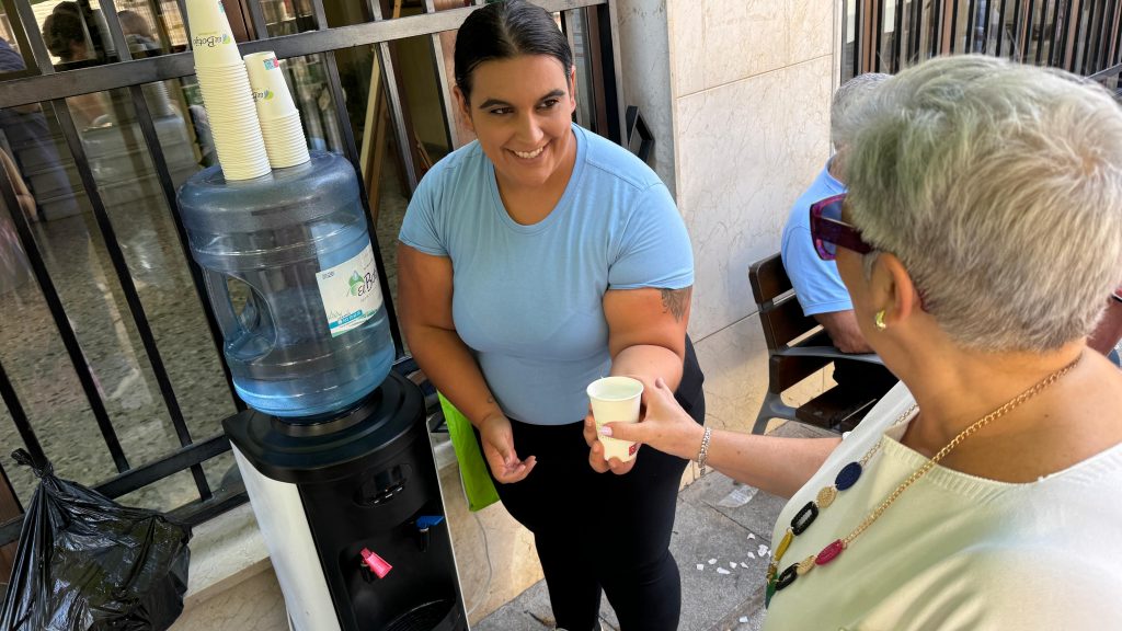 Distribución gratuita de agua en la calle Calzada de Antequera (julio 2024)