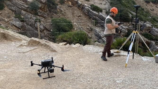 Dron preparado para captar imágenes del Caminito del Rey para el estudio sobre desprendimiento de rocas