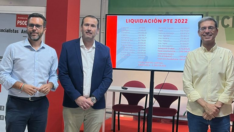 Kiko Calderón, Manuel Lara y Cristóbal Fernández en la sede del PSOE de Antequera (julio 2024)