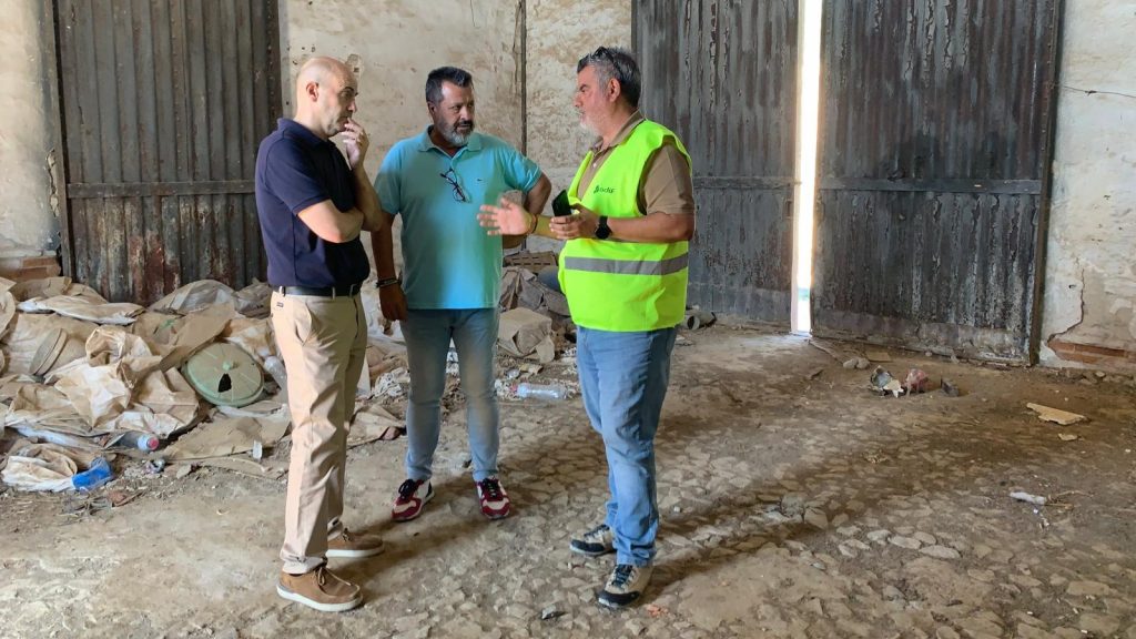Manuel Almohalla, Julián Morales y Antonio Murillo en el interior de la antigua estación ferroviaria de Archidona (julio 2024)