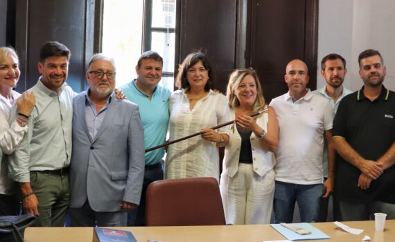 Marian Fernández, con el bastón de mando, junto a María Dolores Porras, sus compañeros del PP y otros dirigentes del partido en la provincia (julio 2024)