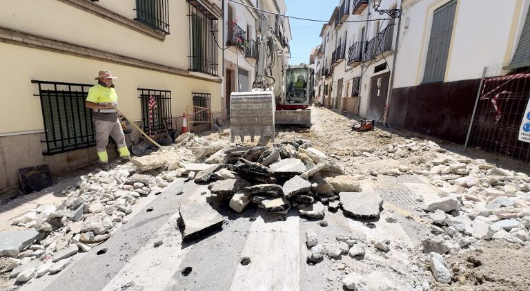 Obras de reforma en la calle Galdopar de Antequera (julio 2024)