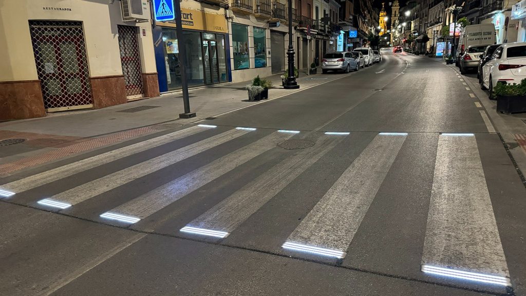 Paso de peatones iluminado de la calle Infante don Fernando de Antequera (julio 2024)
