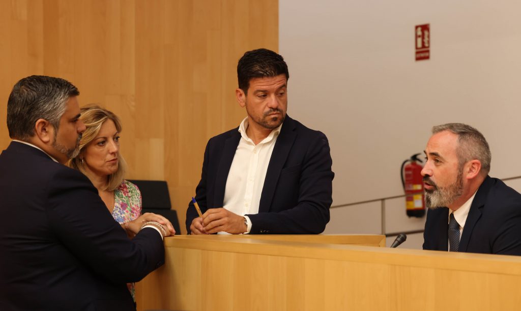 Portavoces del PSOE, Josele González; del PP, Cristóbal Ortega, y de VOX, Antonio Luna, durante el pleno de la Diputación de Málaga (julio 2024)
