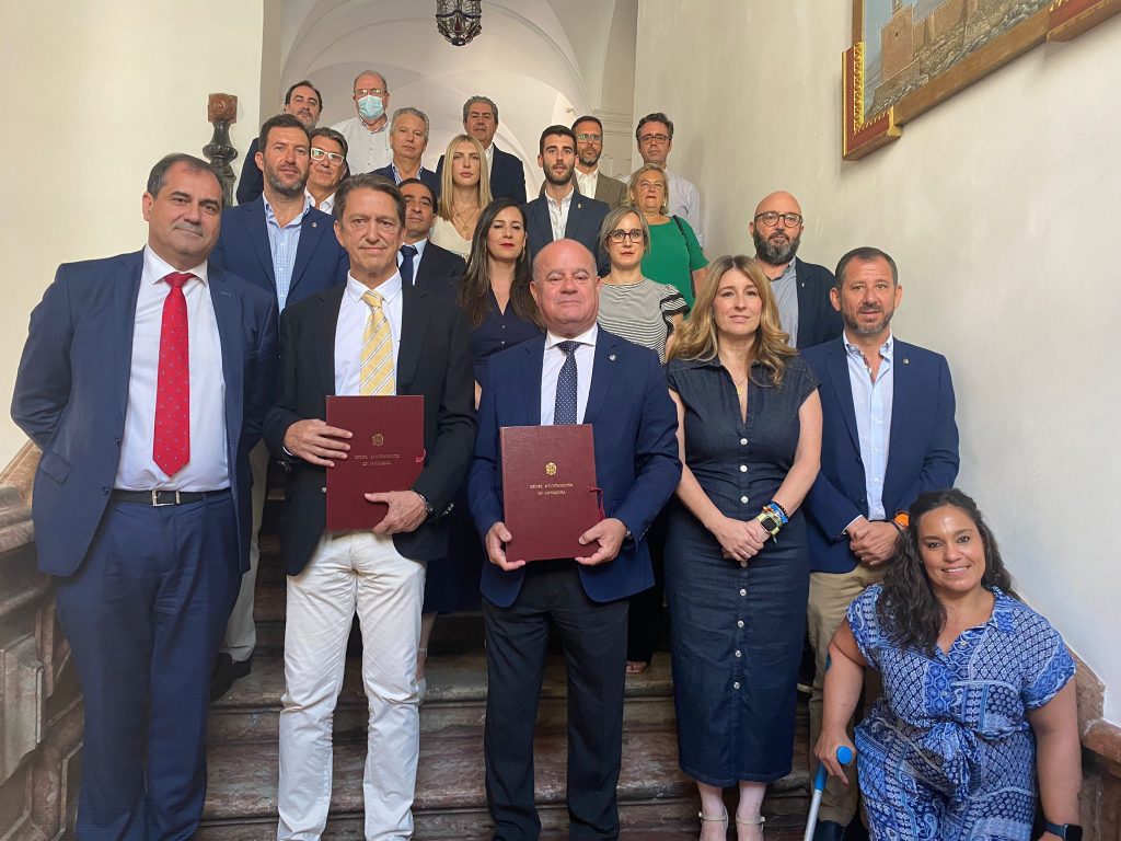 Promotores de las futuras viviendas de La Moraleda de Antequera, responsables municipales tras la firma del convenio para la urbanización (julio 2024)