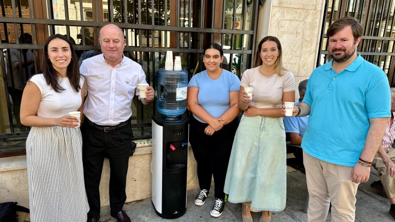 Responsables municipales y representantes de Agua El Botijo junto al dispensador de agua en la calle Calzada de Antequera (julio 2024)